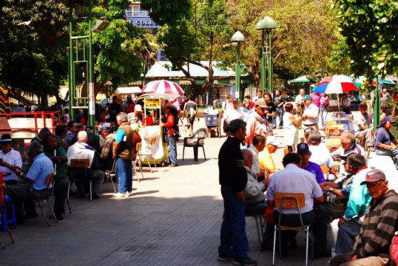 Jugadores de naipes en la plaza O'Higgins, en Valparaíso (Chile). J. Amnéstica