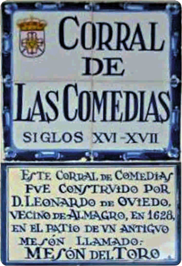 Azulejo alusivo al establecimiento del primitivo corral de comedias, con un error en la numeración de los siglos que deberían ser XVII y XVIII